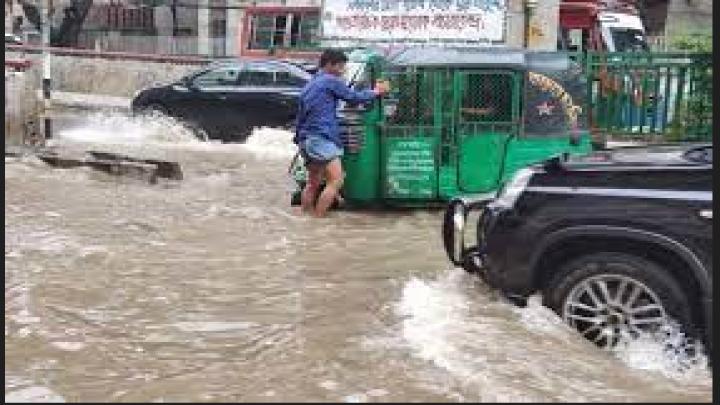 টানা বৃষ্টিতে রাজধানীর রাস্তাগুলো পানিতে নিমজ্জিত